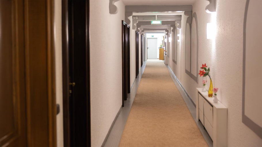 Others, Hotel Eifeltor, Euskirchen