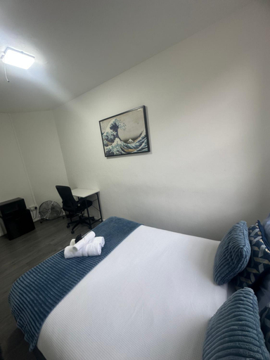 Bedroom 3, Small cozy private bedroom zone1, London