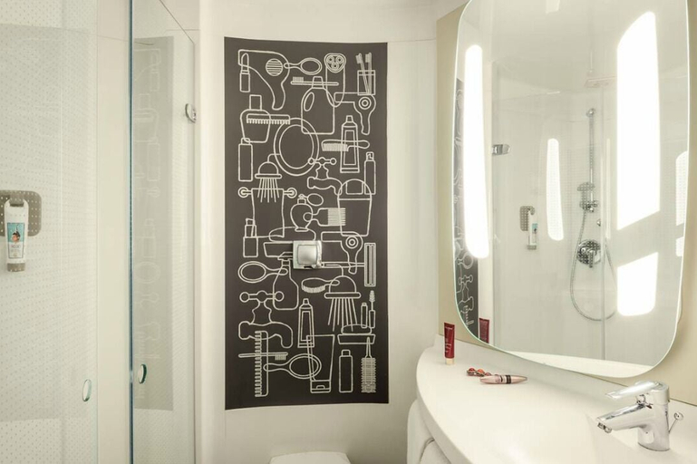 Bathroom 4, ibis Troyes Centre, Aube