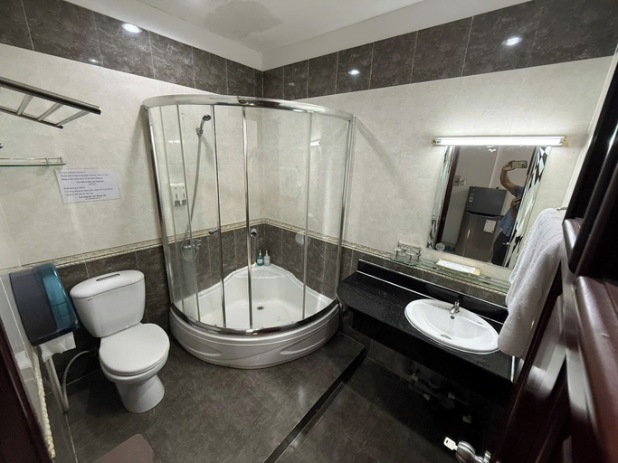 Bathroom 5, Hoa Phat Hotel & Apartment, Ho Chi Minh City