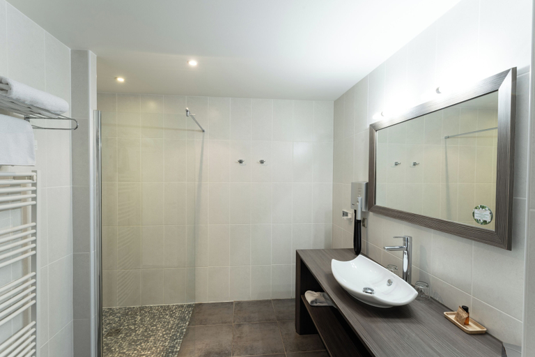 Bathroom 5, Le Konine, Saône-et-Loire