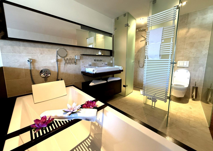 Bathroom 4, Wellnesshotel ...liebes Rot-Fluh, Reutte