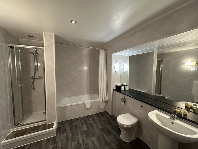 Bathroom 3, Basingstoke Hotel, Hampshire