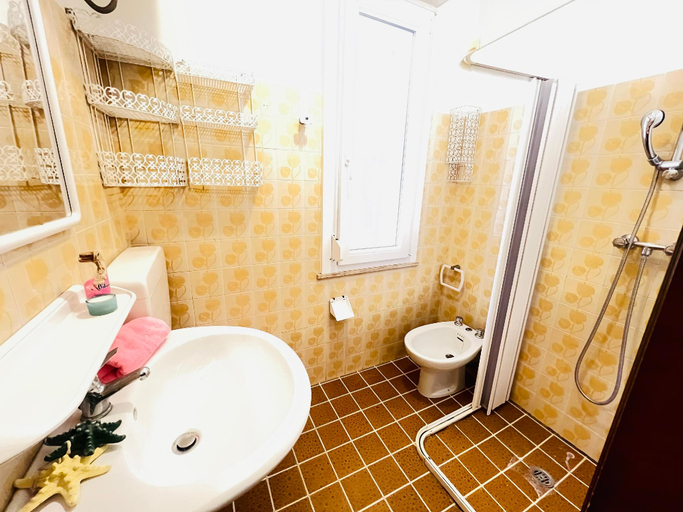 Bathroom 3, Spacious Apartment Up To 8 Guests Close To Thermae, Venezia