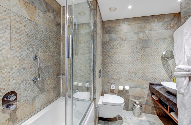 Bathroom 5, DoubleTree by Hilton Hotel Istanbul - Piyalepasa, Beyoğlu
