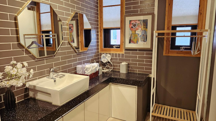 Bathroom 5, Picasso Guesthouse, Muan