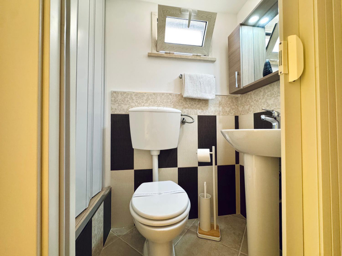 Bathroom 3, La Cinisara Apartments, Palermo