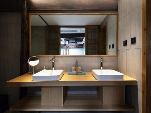 Bedroom 3, Hidden Moisture and Return, Huangshan