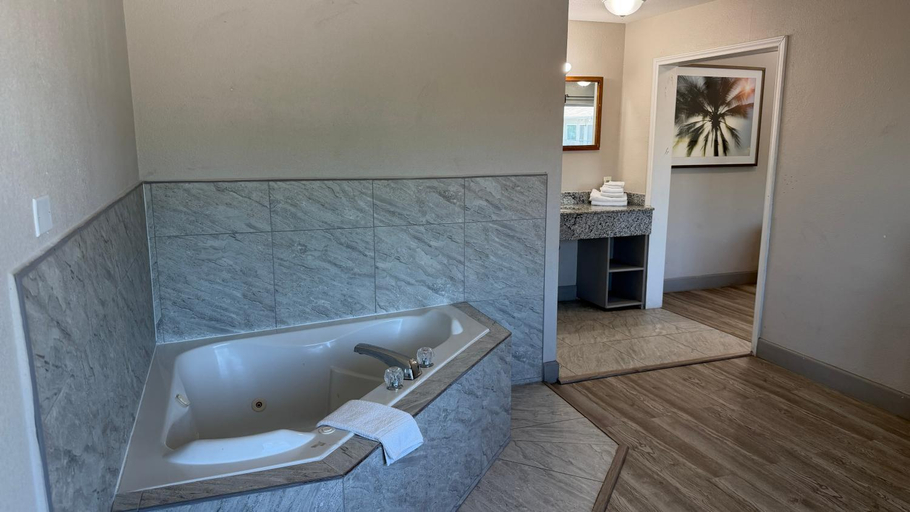 Bathroom 2, Merit Inn Suites, Jefferson