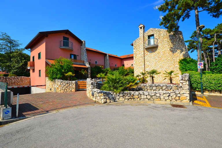 2, Comfy villa with pool, Udine