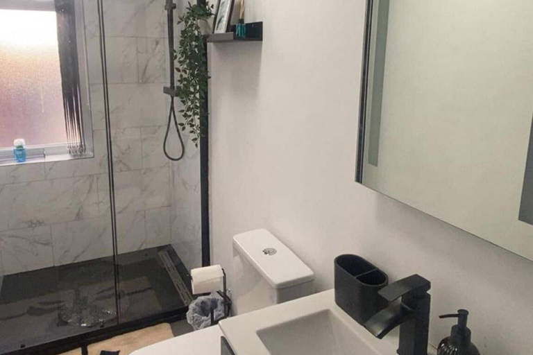 Bathroom, 2 Bed Flat - Sleeps 5 - Parking - Wifi, Leeds