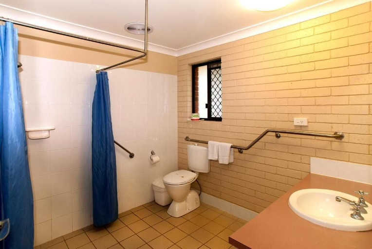 Bathroom 3, Jefferys Motel, Toowoomba - South-East