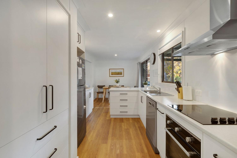 Others 3, Toorak Place, Alpine - East