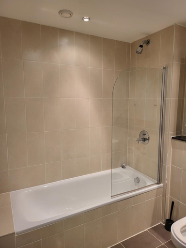 Bathroom 2, Spectacular private bedroom in 2 bedroom apartment, Salford
