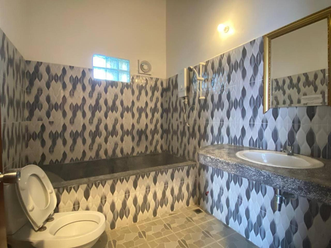 Bathroom 4, The Coconut House, Svay Pao