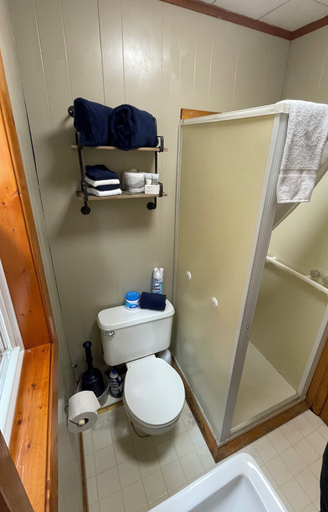 Bathroom 3, Ship's Wheel Resort, Lake of the Woods