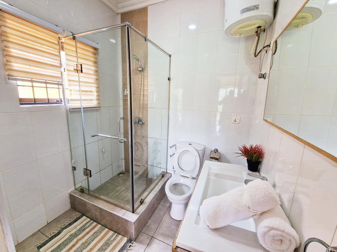 Bathroom 3, Cactus Creek Ghana Hotel, Akwapim South