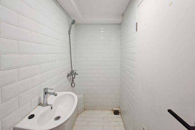 Bathroom 4, Serene Loft Studio at Kingland Avenue Apartment By Travelio, Tangerang