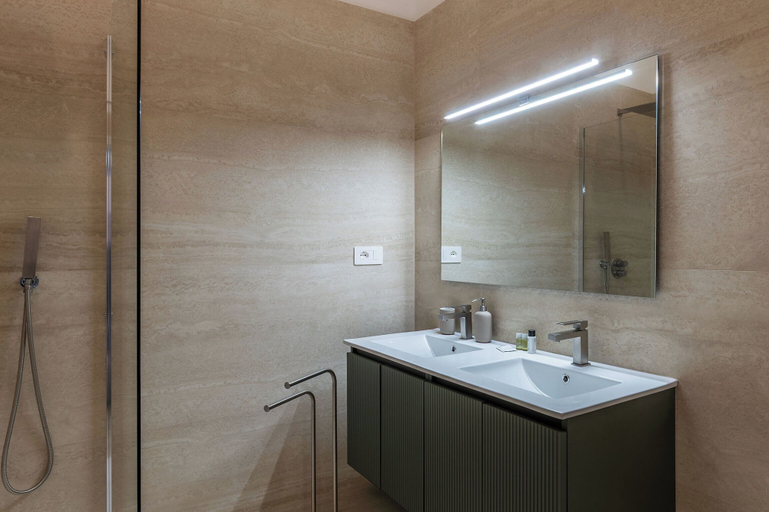 Bathroom 2, Stylish 2-Bedroom Stays near Colosseum, Roma