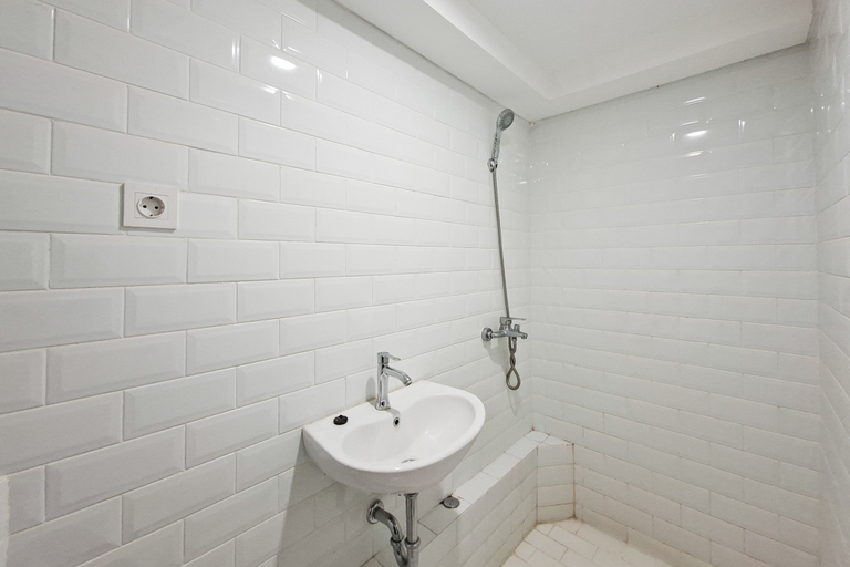 Bathroom 2, Serene Loft Studio at Kingland Avenue Apartment By Travelio, Tangerang