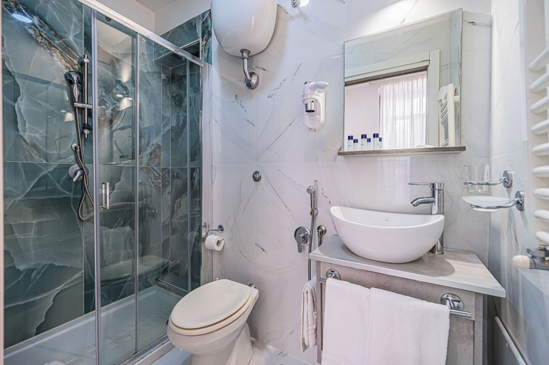 Bathroom 5, Napoli's Gold Hotel, Napoli