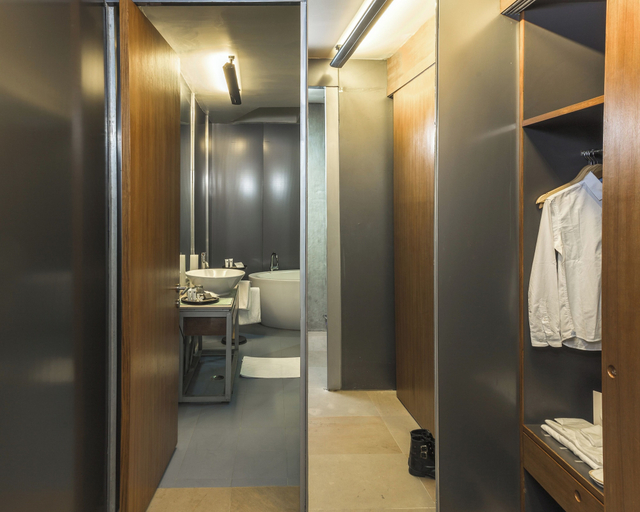 Bathroom 4, Mana Hotel, Pali