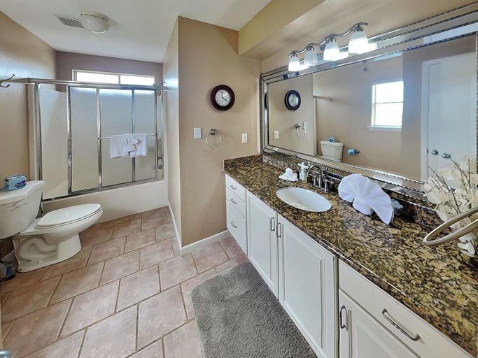 Bathroom, Whispering Sands Beachfront by Ryson Vacation Rentals, Galveston