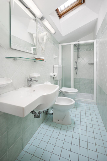 Bathroom 3, Hotel Arlecchino, Ravenna