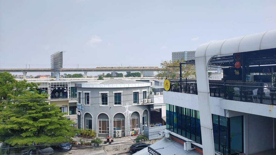 Exterior & Views