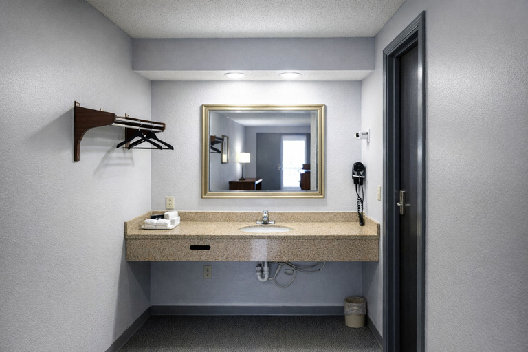 Bathroom 4, Quarters Inn & Suites, Davidson
