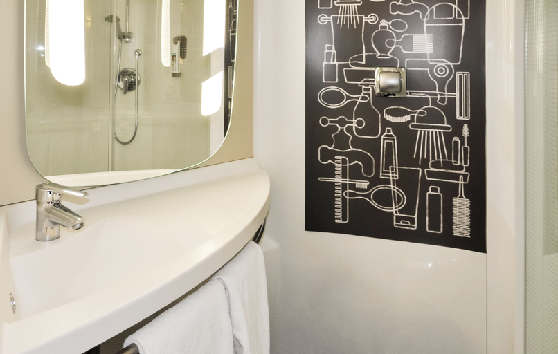Bathroom 4, ibis Troyes Centre, Aube