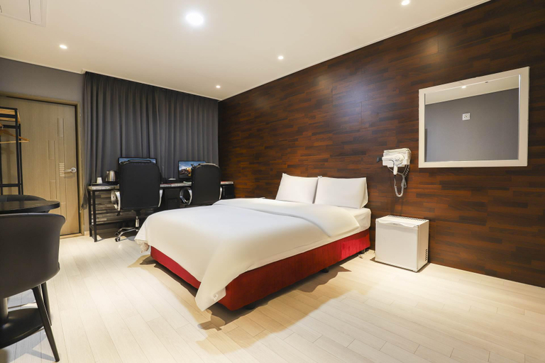 Bedroom 3, Andong Queen Hotel, Yecheon