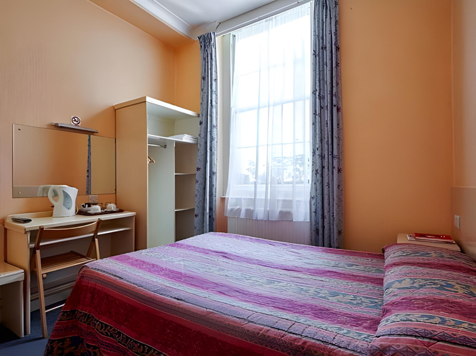 Bedroom 3, Macdonald Hotel, London