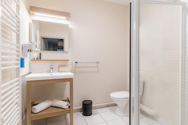 Bathroom 3, Appart'City Annemasse Centre - Pays de Geneve, Haute-Savoie