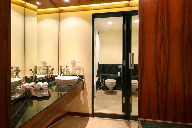 Bathroom 5, Hotel Studio Estique, Pune
