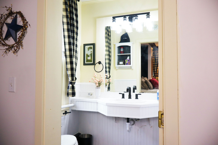 Bathroom 4, Stonecroft Inn, New London