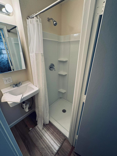 Bathroom, The Village Inn, Boone