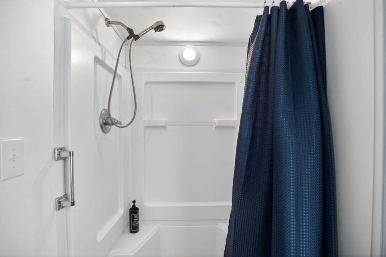 Bathroom 5, Peaceful Pines - 2br Getaway Near Blue Ridge 2 Bedroom Home, Yancey