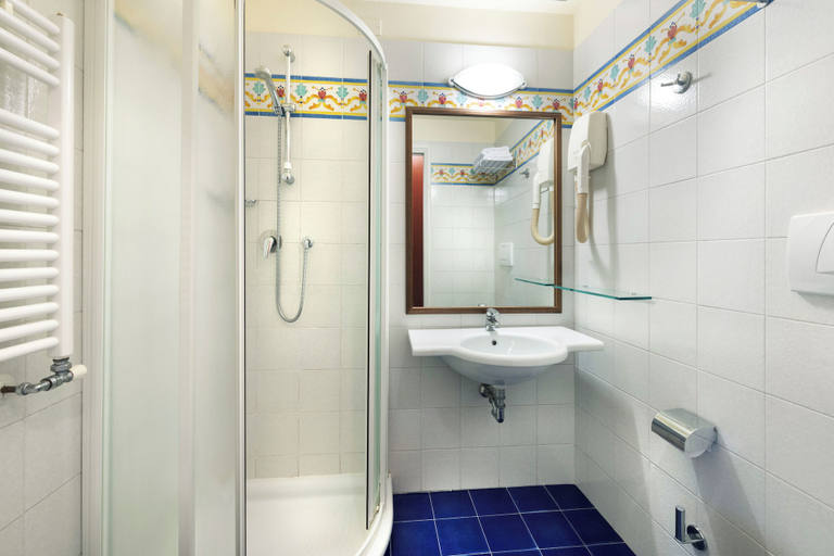 Bathroom 5, Hotel Bellevue Beach, Ravenna