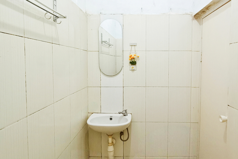 Bathroom 5, TwoSpaces Living at Matahari Homestay, Batu, Malang