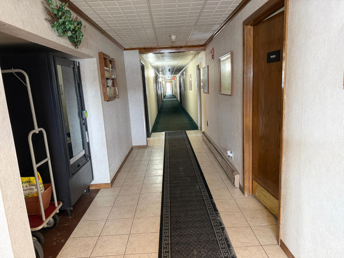 Public Area 2, Iron Mountain Inn & Suites MI US 2, Dickinson