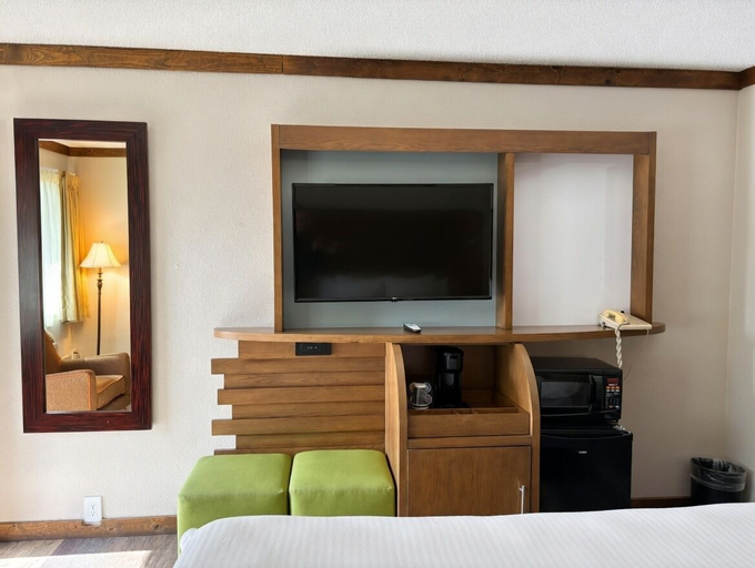 Bedroom 4, The Dalles Inn, Wasco
