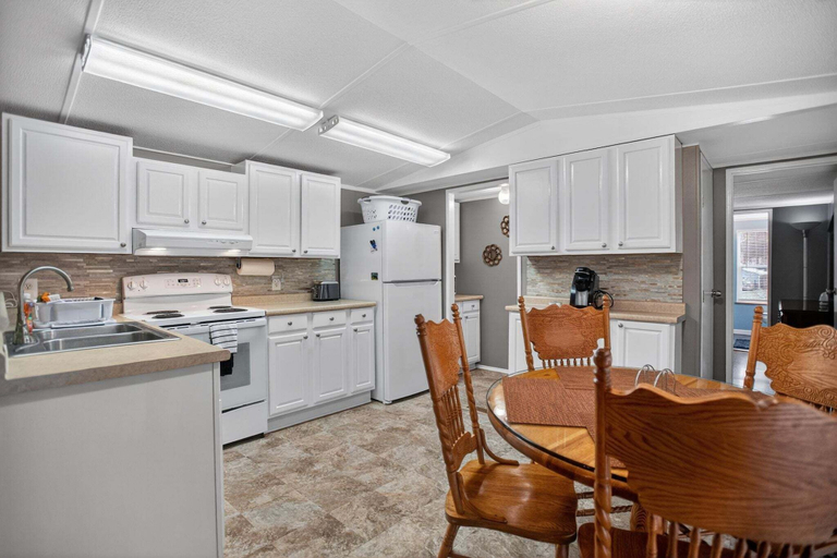 Private kitchen 3, Peaceful Pines - 2br Getaway Near Blue Ridge 2 Bedroom Home, Yancey