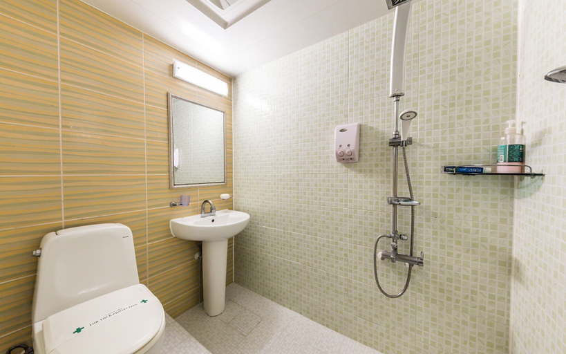 Bathroom 5, Yaksu Prince Motel, Jung