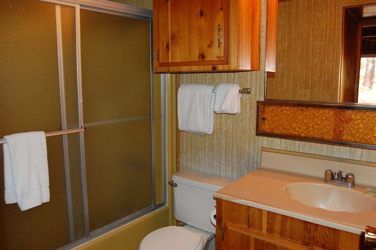 Bathroom 3, Manzanita Lodge, Mariposa