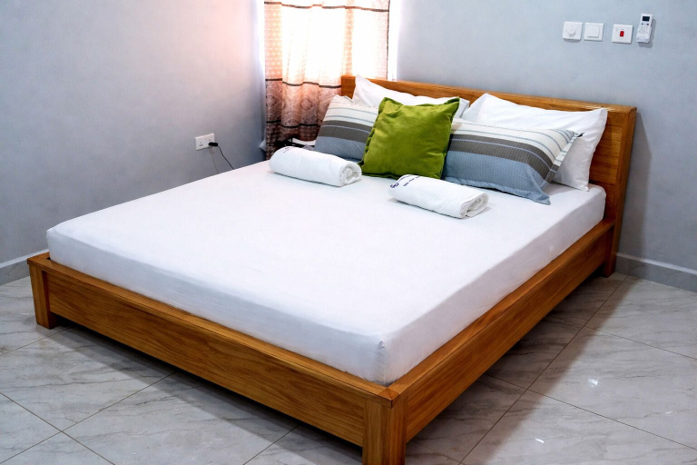 Room 4, C1002 quarters, Tema