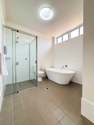 Bathroom 2, Hotel Gracelands, Parkes