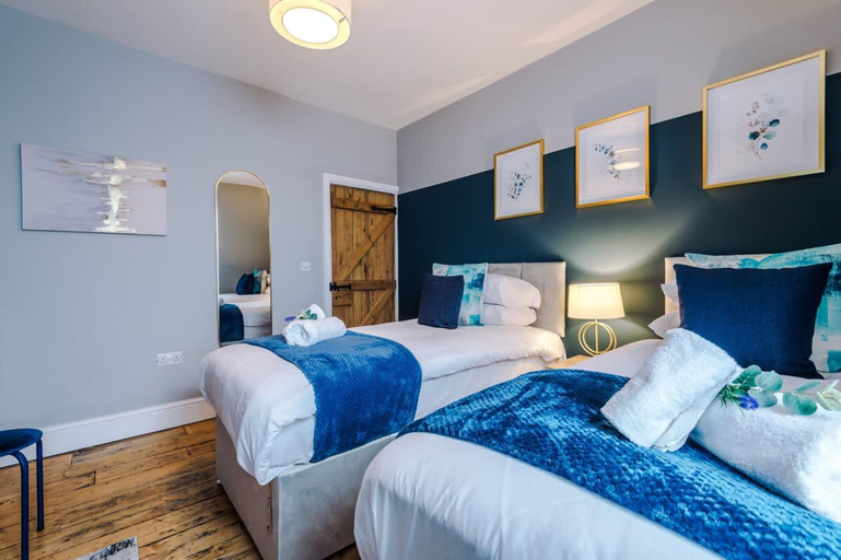 Room 3, NEW Stylish Home Amazing Location Sleeps 6, Cheshire West and Chester