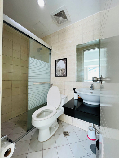 Bathroom 4, Forbeswood Parklane, Taguig