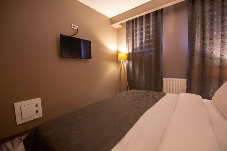 Others 2, Staron Otel, Merkez
